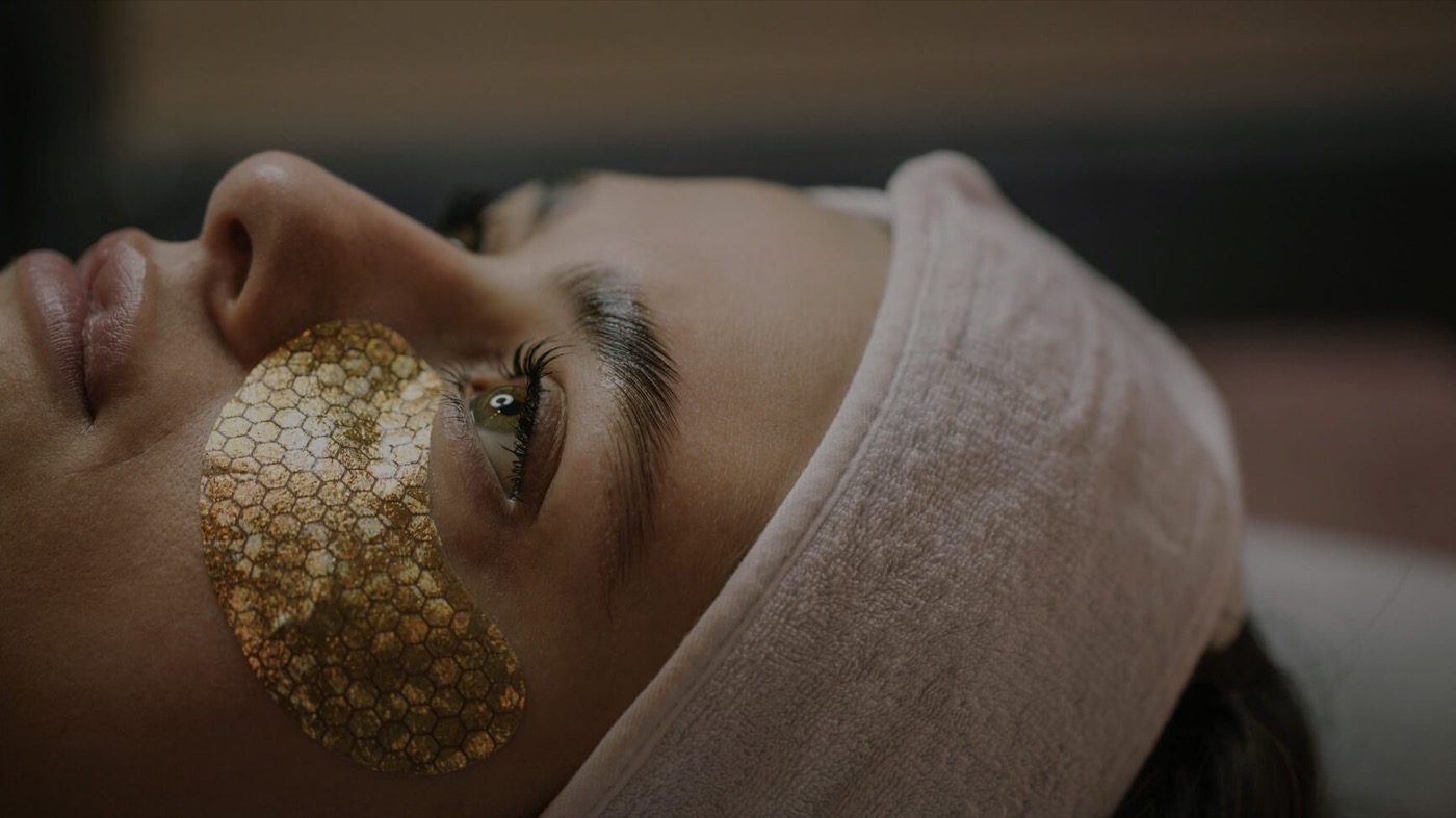 Gesichtsbehandlung mit Gold-Augenpads bei Boudoir Cosmetics